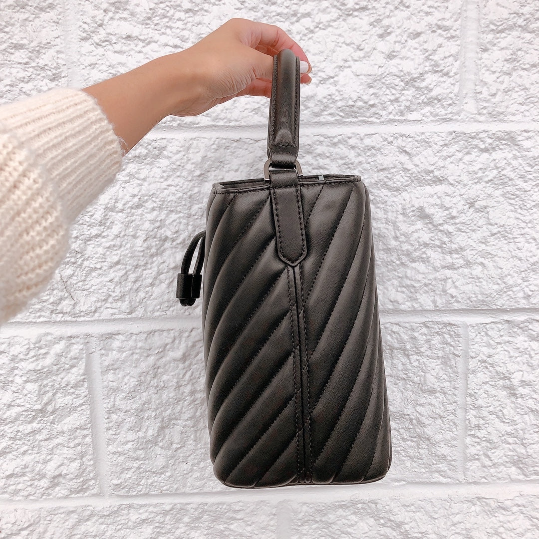 Michael Kors 35F0SU2M8U Suri Medium Quilted Bucket Messenger Bag Black Michael Kors 35F0SU2M8U Suri Medium Quilted Bucket Messenger Bag Black